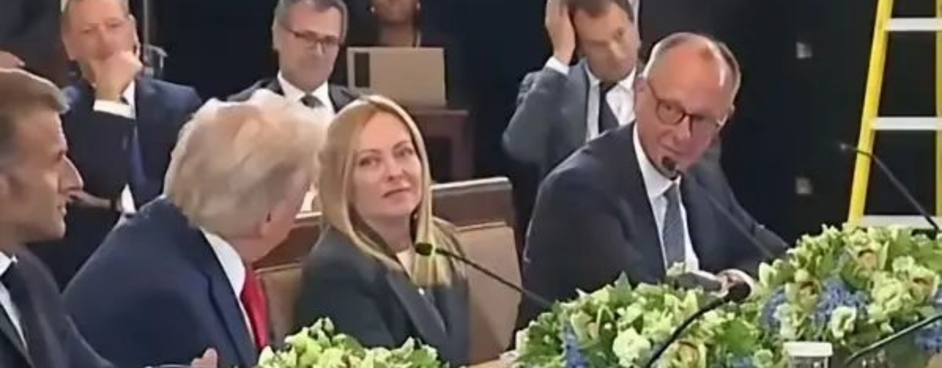 特朗普向默茨取经“美黑秘籍”：你这古铜肤色哪儿晒的？